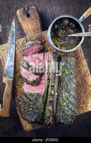 Barbecue di Cervo sul bordo di taglio Foto Stock