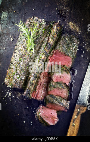 Di Cervo sul vecchio foglio di metallo Foto Stock