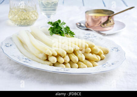 Asparagi bianchi su piastra Foto Stock