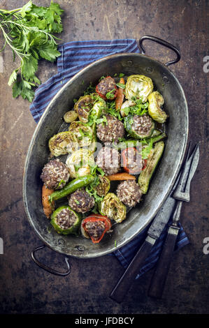 Polpette di riso con verdura in Pod in rame Foto Stock