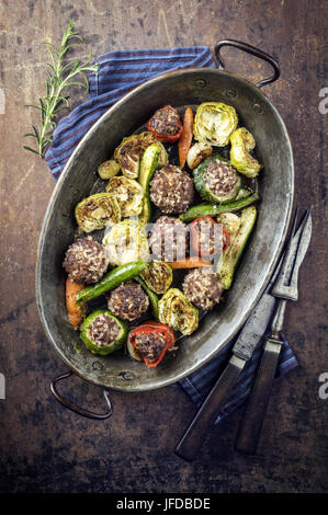 Polpette di riso con verdura in Pod in rame Foto Stock