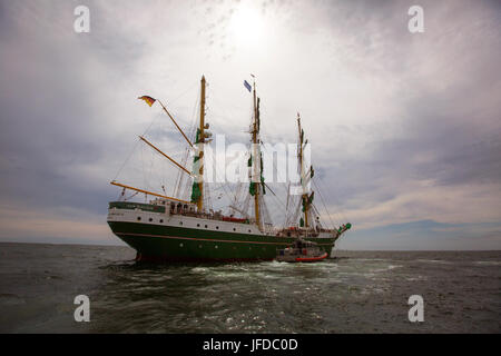 Gli ufficiali del CBP condussero ispezioni doganali sulle navi a strapiombo in visita a Boston per l'evento Sail Boston 2017. La squadra d'ispezione ha imbarcato navi al largo della costa del Massachusetts per garantire la documentazione e la sicurezza delle navi e degli equipaggi in visita. Foto Stock