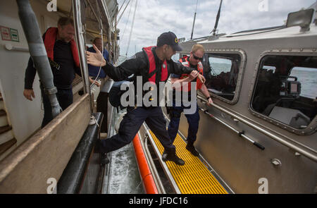 Il CBP ha condotto ispezioni doganali sulle navi alte in arrivo per l'evento Sail Boston 2017. Gli ufficiali si imbarcarono sulle navi per ispezionare gli equipaggi e garantire il rispetto delle normative marittime. Foto Stock