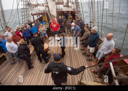 Il 16 giugno 2017, gli ufficiali del CBP condussero ispezioni doganali a bordo di una flottiglia di navi alte che arrivavano a Boston per l'evento Sail Boston 2017. Gli ufficiali hanno garantito il rispetto delle leggi doganali statunitensi per gli equipaggi e le navi in visita. Foto Stock