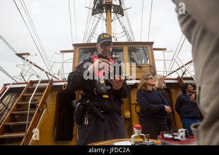 L'Office of Field Operations della U.S. Customs and Border Protection ha condotto ispezioni doganali sulle navi a strapiombo in arrivo per l'evento Sail Boston 2017. Gli ufficiali del CBP si imbarcarono su navi al largo della costa di Boston per ispezionare equipaggi e navi in visita. Foto Stock