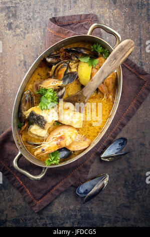 Bouillabaisse nel paiolo di rame Foto Stock