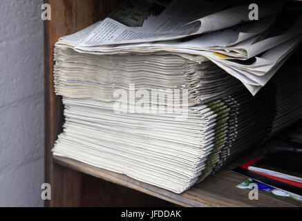 Grande pila di quotidiani close up Foto Stock
