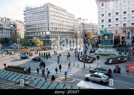 I turisti ed i visitatori in giro per la Piazza della Repubblica a Belgrado in Serbia Foto Stock