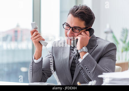 Arrabbiato operatore helpdesk in ufficio Foto Stock