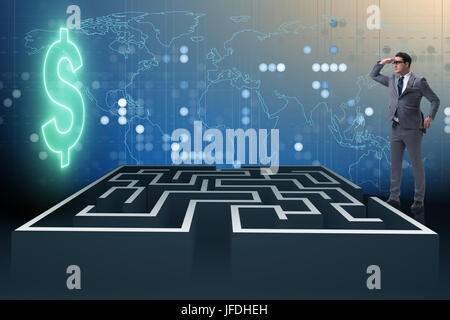 Uomo che cerca di raggiungere dollari attraverso il labirinto Foto Stock