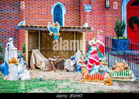 Set natività di fronte alla chiesa Foto Stock