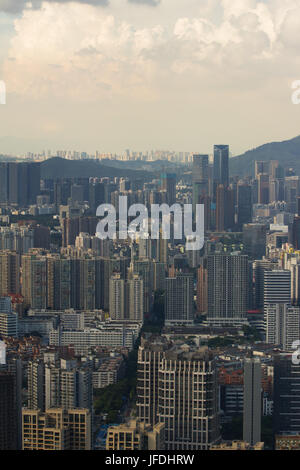 Panorama della città; grattacieli, uffici e condomini, Nanshan District, Shenzhen, nella provincia di Guangdong, Repubblica popolare cinese; Foto Stock