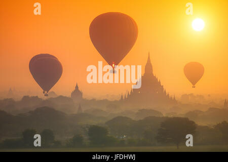 I palloni ad aria calda sulle antiche pagode della vecchia Bagan (Myanmar). Foto Stock