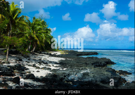 Spiaggia rocciosa in tau Isola, Manuas American Samoa, Sud Pacifico Foto Stock