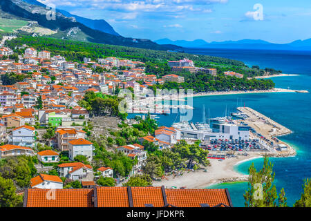 Vista aerea al posto costiere Baska Voda - Riviera di Makarska scenario in Croazia, Mediterranea. Foto Stock