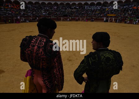 Soria, Spagna. Il 30 giugno, 2017. Due spagnoli toreri nella foto durante una corrida a 'La Chata' Bullring in Soria, nel nord della Spagna. Credito: Jorge Sanz/Pacific Press/Alamy Live News Foto Stock