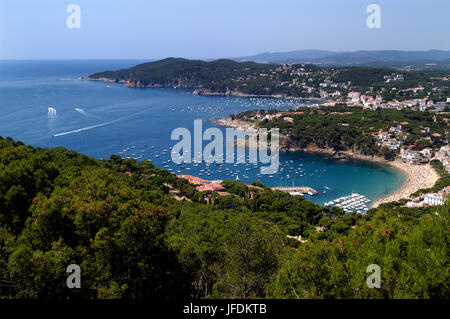 Vista della Costa Brava; Llafranc e Calella de Palafrugell, provincia di Girona, in Catalogna, Spagna Foto Stock