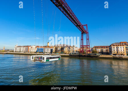 La sospensione Bizkaia transporter bridge (Puente de Vizcaya) in Portugalete, Spagna. Il ponte che attraversa la bocca del fiume Nervion. Foto Stock