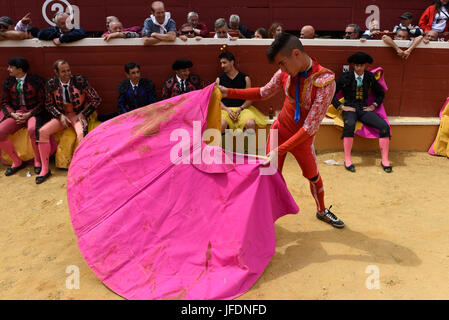 Soria, Spagna. Il 30 giugno, 2017. Un revelers nella foto durante una corrida a 'La Chata' Bullring in Soria, nel nord della Spagna. Credito: Jorge Sanz/Pacific Press/Alamy Live News Foto Stock