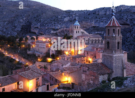 Vista della città spagnola in serata. Albarracin, Teruel Foto Stock