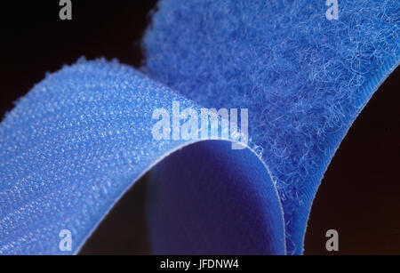 Dispositivo di tenuta a gancio e anello aka Velcro in primo piano, isolato su nero Foto Stock