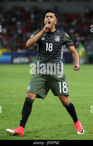 La Germania Nadiem Amiri celebra il suo punteggio di penalità durante la shoot-out Foto Stock