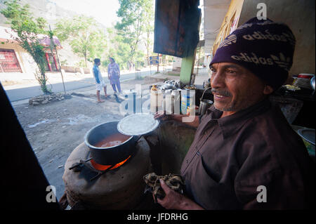 Cibo di strada in stallo Rudraprayag città. Jim Corbett è venuto a questa città quando dopo la famosa maneating leopard di Rudraprayag, Uttarakhand, India Foto Stock
