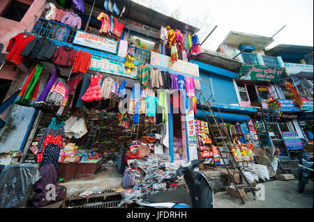 Shop nella strada principale in citta Rudraprayag. Jim Corbett è venuto a questa città quando dopo la famosa maneating leopard di Rudraprayag, Uttarakhand, India Foto Stock