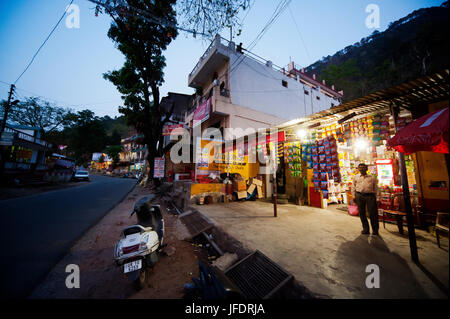 Vista Streeet al crepuscolo in città Rudraprayag, India settentrionale Foto Stock