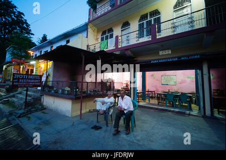 Vista Streeet al crepuscolo in città Rudraprayag, India settentrionale Foto Stock