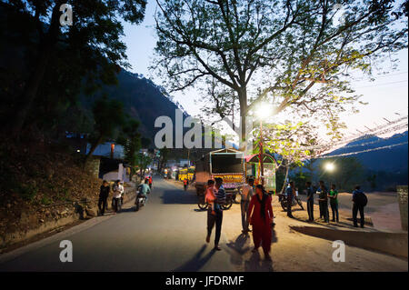 Street View in città Rudraprayag al crepuscolo. Jim Corbett è venuto a questa città quando dopo la famosa maneating leopard di Rudraprayag, Uttarakhand, India Foto Stock