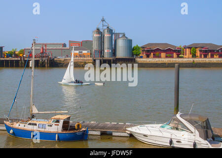 Barca a vela fiume Medway Veetee fabbrica di riso Chatham Kent England Foto Stock