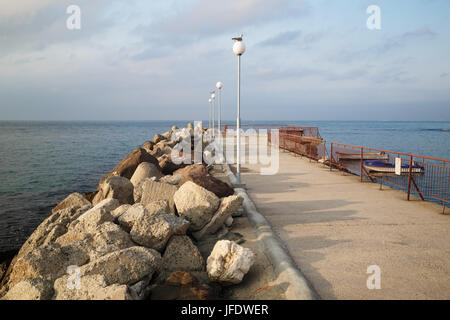 Struttura di frangionde che si estende nel mare Foto Stock