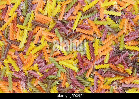 Materie multicolore di Fusilli adatto come sfondo di cibo. Foto Stock