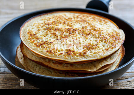 Crêpe in una padella vicino. Foto Stock