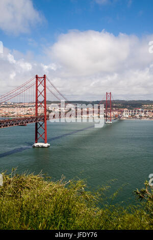 Il Ponte 25 de Abril a Lisbona, Portogallo, Europa Foto Stock