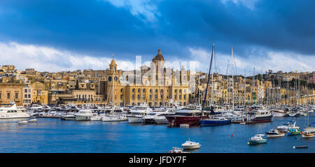 Senglea, Malta - Panoramico vew di yacht e barche a vela di ormeggio a Senglea marina in Canal Grande di Malta su un luminoso giorno di estate merita blue sk Foto Stock