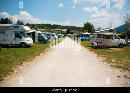 TRAUNSEE, Austria - 20.06.2017: Rimorchi camping sul lago Traunsee shore nelle Alpi austriache Foto Stock