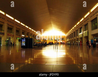 Aeroporto di Malaga, Spagna - 27 Maggio 2012: quasi vuoto interno dell'aeroporto di Malaga alla domenica con luce dorata attraverso il vetro del tetto Foto Stock