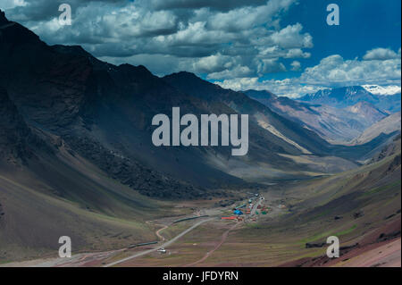 Mountain Pass tra Mendoza e Santiago, Ande, Argentina, Sud America Foto Stock