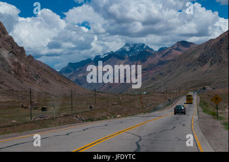 Mountain Pass tra Mendoza e Santiago, Ande, Argentina, Sud America Foto Stock