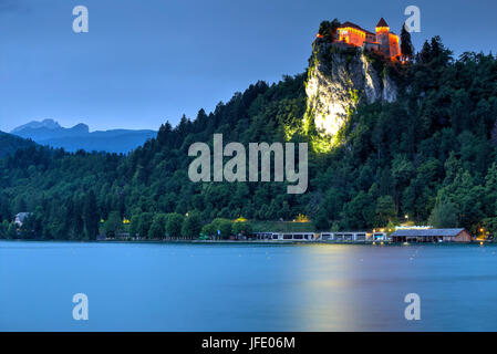 Il castello di Bled visto al blue ora dal lago di Bled Slovenia Foto Stock