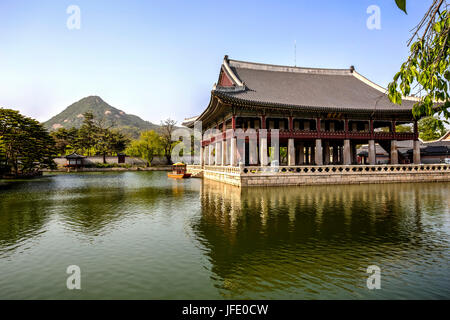 Sala Geunjeongjeon all'interno del palazzo Gyeongbok (Gyeongbokgung) a Seul, Corea del Sud Foto Stock