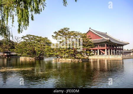 Sala Geunjeongjeon all'interno del palazzo Gyeongbok (Gyeongbokgung) a Seul, Corea del Sud Foto Stock