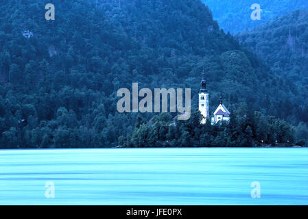 Chiesa dell'Assunzione isola vista al blue ora sul lago di Bled Slovenia Foto Stock