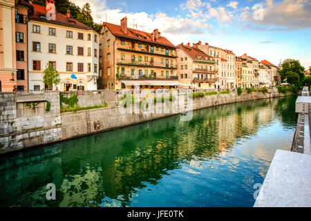 Vista del fiume Ljubljanica che fluisce attraverso il canale di Gruber nella città di Lubiana, Slovenia Foto Stock