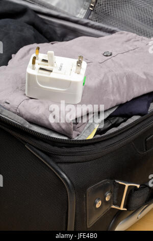 Alimentatore CA da viaggio con connettori per Europa, Regno Unito, e noi le prese di alimentazione sul pranzo valigia con guarnizioni - Preparazione del viaggio Foto Stock