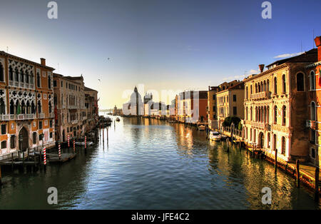 Basilica de Santa Maria della Salute e il Canal Grande a Venezia, Italia Foto Stock