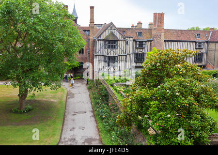 Queens College di Cambridge University - Vista di Walnut Tree Court, i presidenti del Giardino e Loggia medievale di un edificio del XVI secolo, Cambridge Regno Unito Foto Stock