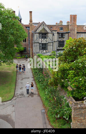 Queens College di Cambridge Inghilterra - Vista di Walnut Tree Court, Presidenti e giardino Lodge, un medievale del XVI secolo palazzo universitario, Cambridge Regno Unito Foto Stock